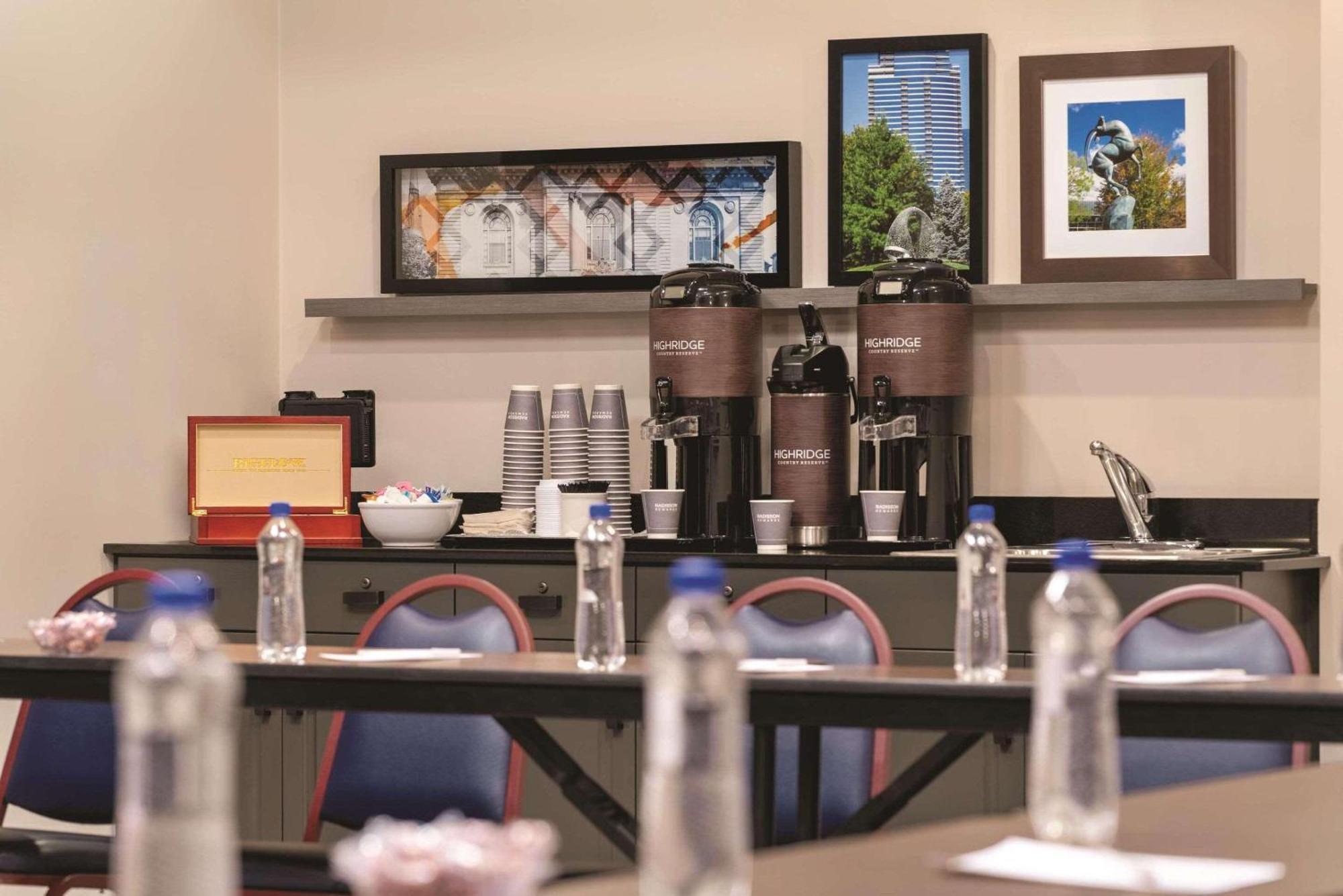 Hotel Country & By Radisson, East, Mi 2*